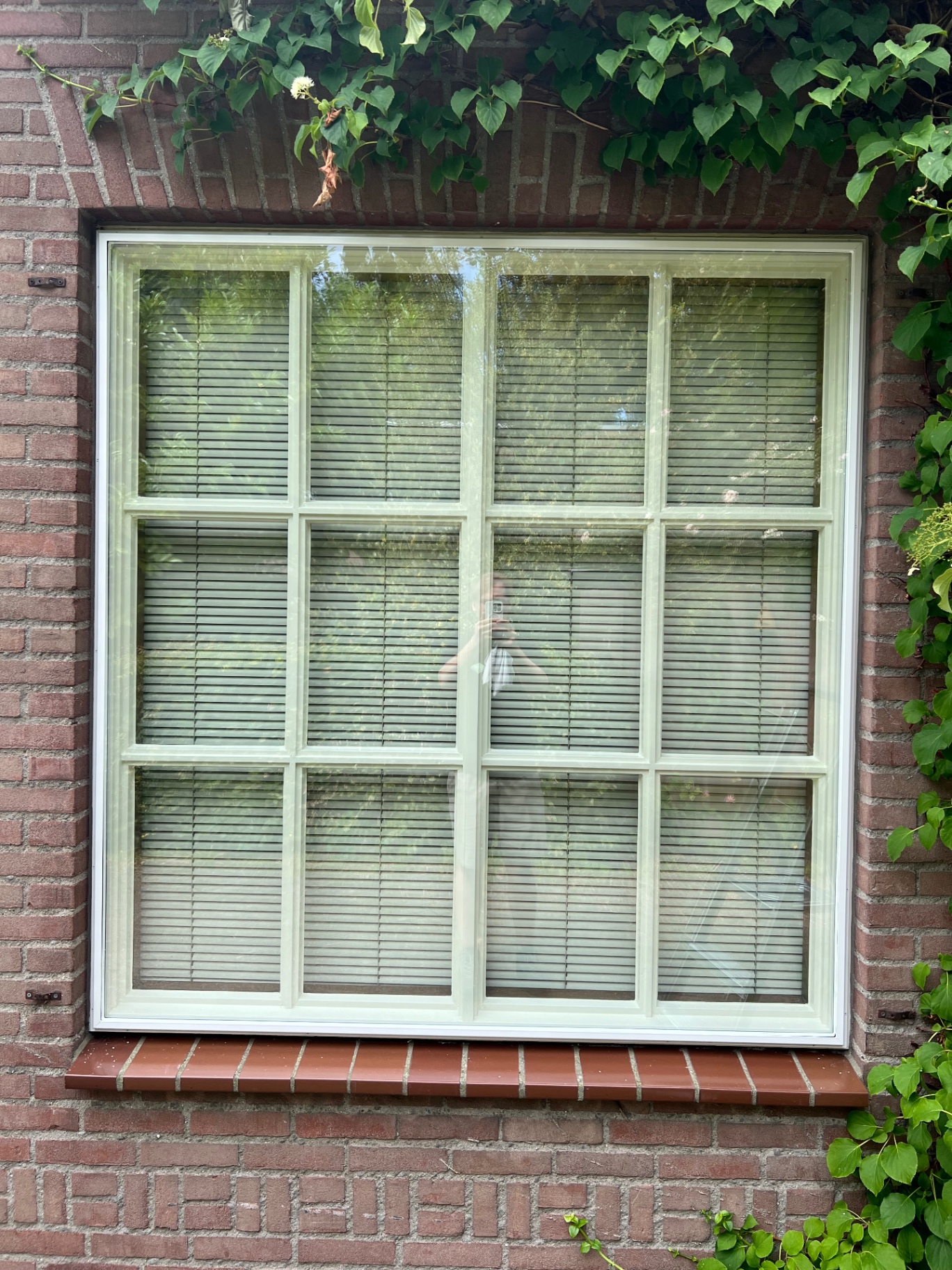 Voorzetraam op maat geplaatst voor een bestaand raam